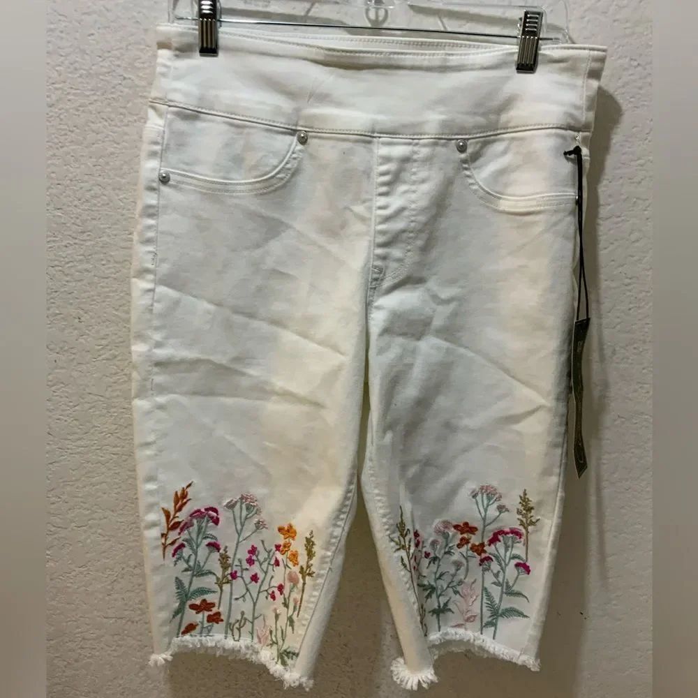 DG2 Diane Gilman White Embroidered Bermuda Shorts Women's M NWT